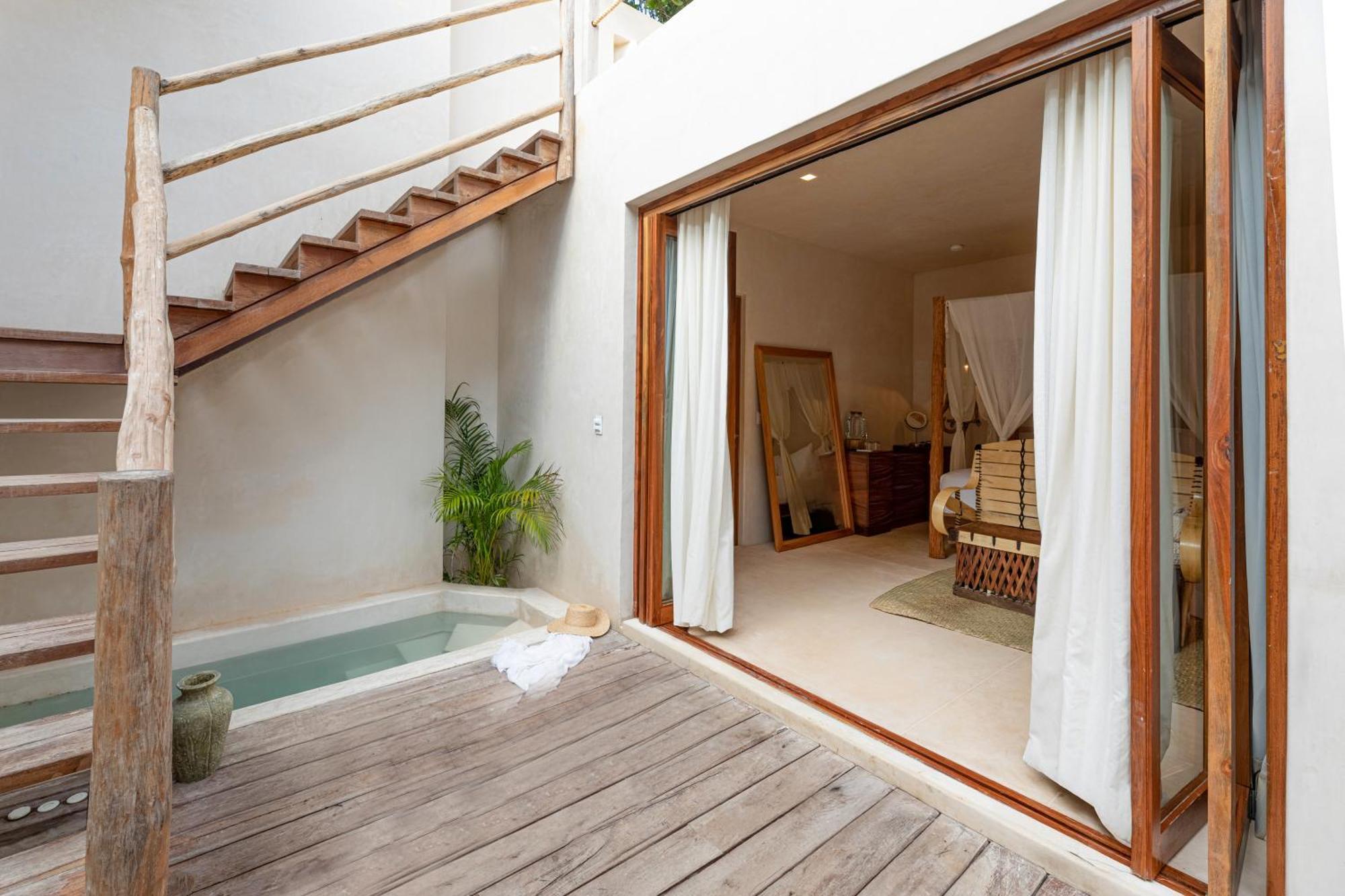 Jungle View Room- Jungle side